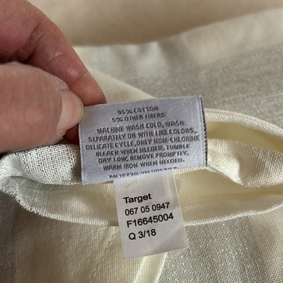 Shimmering Oval Tablecloth - Picture 4 of 5